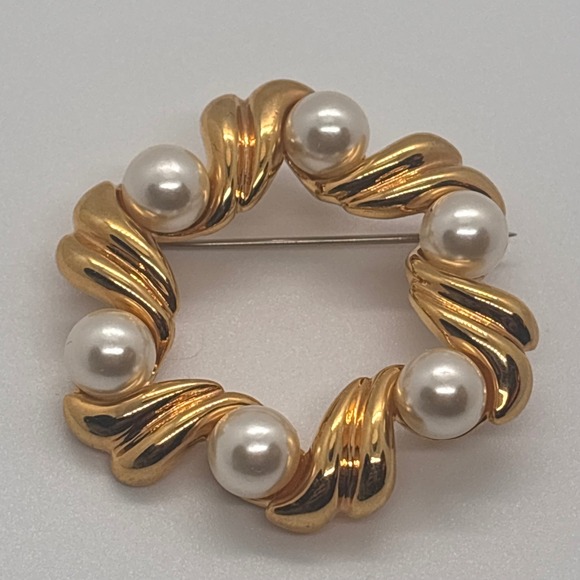 Napier Jewelry - VTG Napier‎ Brooch Gold Tone Wreath Pin Faux Pearl Accents
